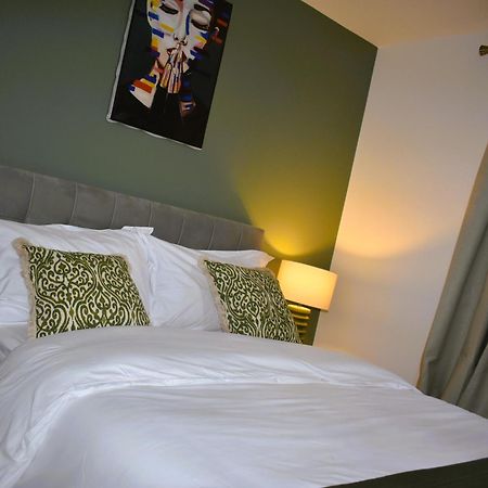 Luxury 2 Bed House With 3 Beds,3 Free Parking Lot In Dartford Near Town Centre, Adjacent Bus Stop, Train Station, Bluewater Mall, 25Mins To London City Airport,20 Miles From Central London Экстерьер фото