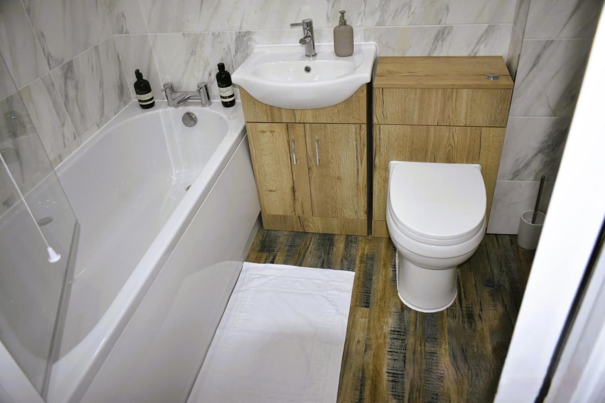 Luxury 2 Bed House With 3 Beds,3 Free Parking Lot In Dartford Near Town Centre, Adjacent Bus Stop, Train Station, Bluewater Mall, 25Mins To London City Airport,20 Miles From Central London Экстерьер фото